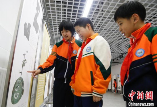 圖為學(xué)生了解出土于青海省西寧市大通回族土族自治縣的漢代鸞鳳銅熏爐蓋。中新社記者 馬銘言 攝