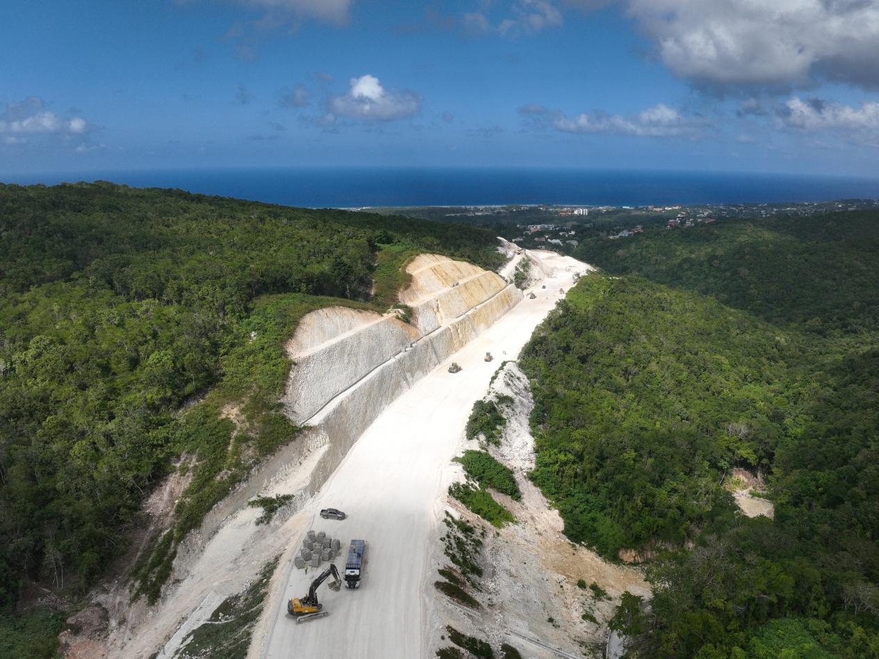 圖為中企承建的牙買(mǎi)加蒙特哥貝繞城路項(xiàng)目基層試驗(yàn)段正在進(jìn)行攤鋪和碾壓施工，相關(guān)施工工作已于近日順利完成。中國(guó)港灣美洲區(qū)域公司供圖