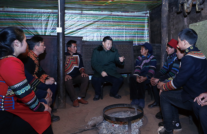 △2018年2月11日，四川涼山彝族自治州昭覺縣三岔河鄉(xiāng)三河村，習(xí)近平總書記來到村民節(jié)列俄阿木家中看望。