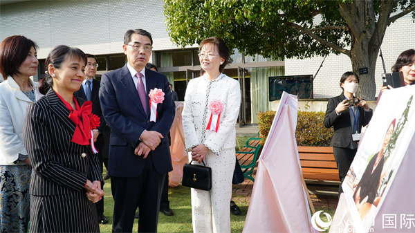 共同觀看女性成就圖片展。人民網 蔣曉辰攝