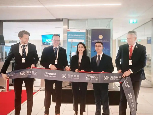 中國(guó)駐挪威大使侯悅（中）出席海航奧斯陸—北京直航開航儀式。中國(guó)駐挪威大使館供圖