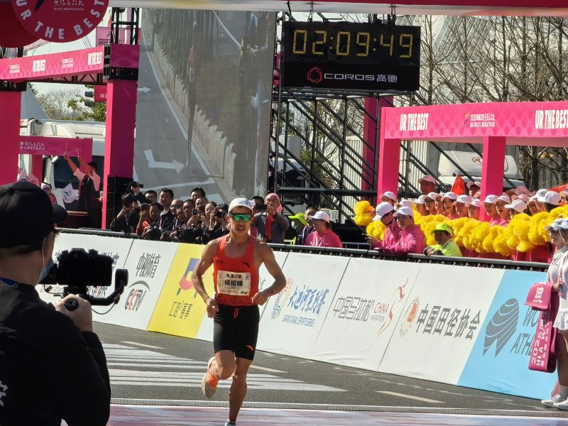 楊紹輝通過比賽終點。 人民網(wǎng)記者 楊磊攝