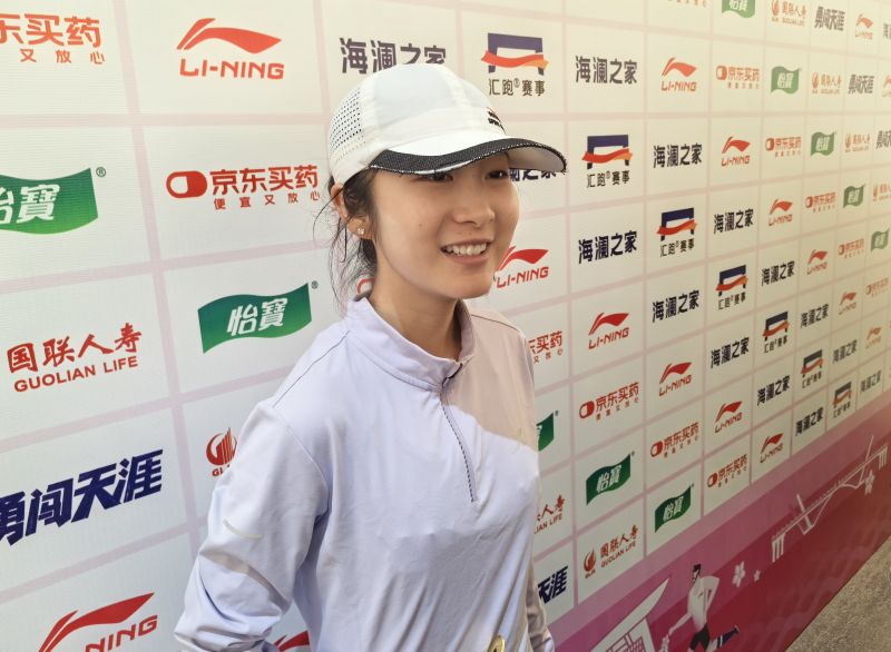 徐冰潔賽后接受采訪。 人民網(wǎng)記者 楊磊攝