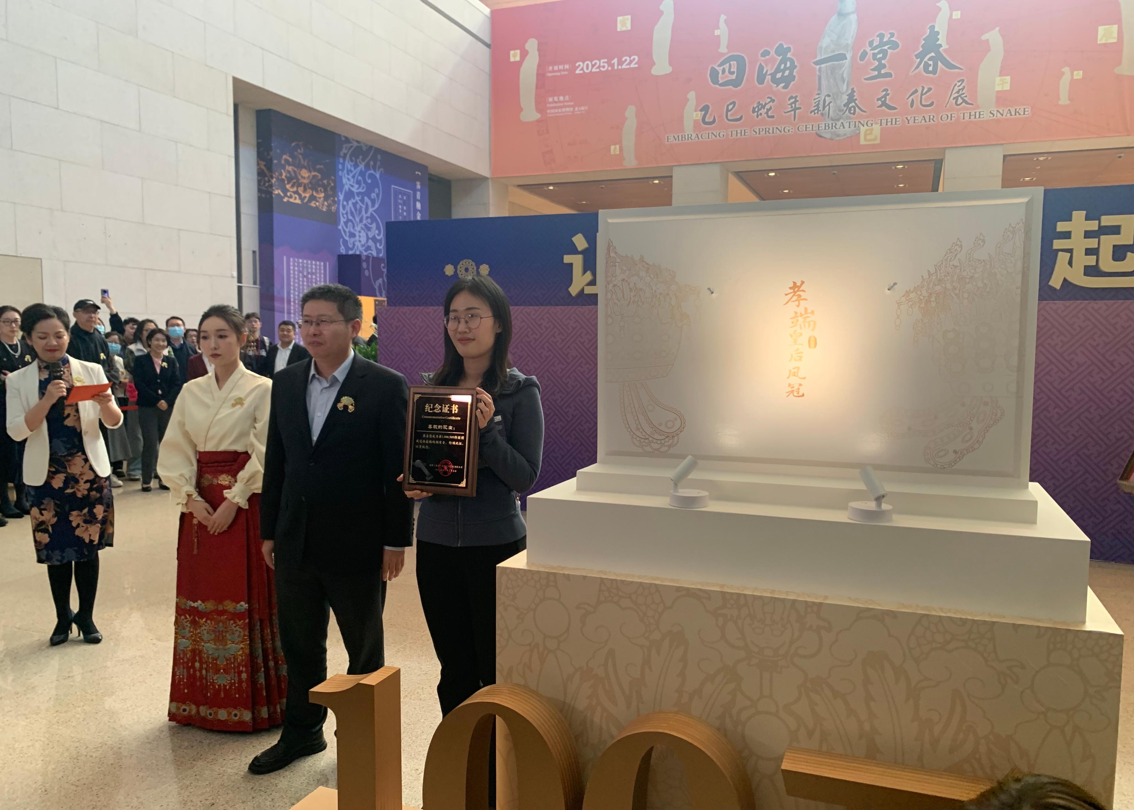 國(guó)博文創(chuàng)團(tuán)隊(duì)精心準(zhǔn)備了“紀(jì)念款鳳冠冰箱貼”和紀(jì)念證書(shū)贈(zèng)送給第100萬(wàn)件鳳冠冰箱貼的購(gòu)買(mǎi)者。人民網(wǎng)記者 劉穎穎攝