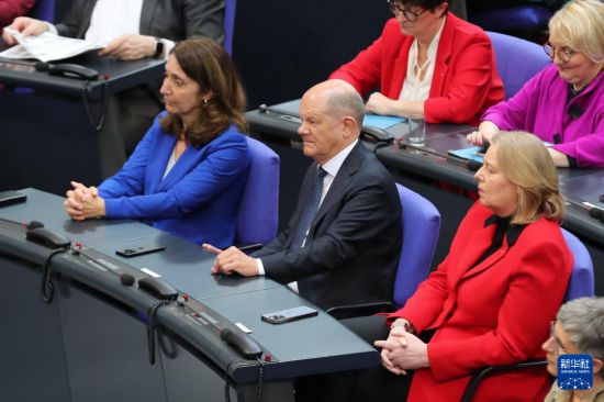 3月25日，在德國(guó)柏林，朔爾茨（中）出席新一屆德國(guó)聯(lián)邦議院首次全體會(huì)議。新華社記者 杜哲宇 攝