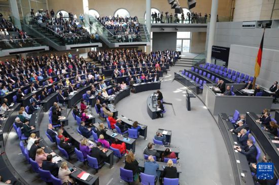 3月25日，在德國(guó)柏林，新一屆德國(guó)聯(lián)邦議院成立并召開(kāi)首次全體會(huì)議。新華社記者 杜哲宇 攝