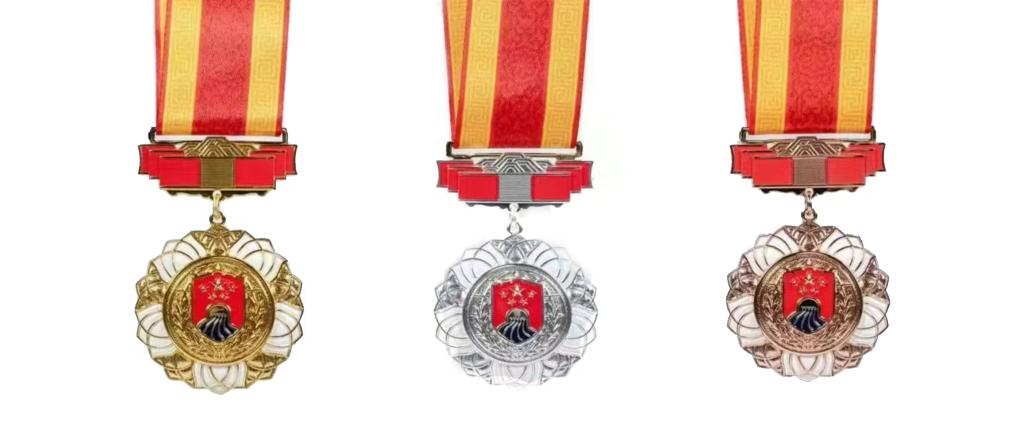圖為戍守邊疆金質(zhì)、銀質(zhì)、銅質(zhì)紀(jì)念章。（國(guó)家移民管理局供圖）