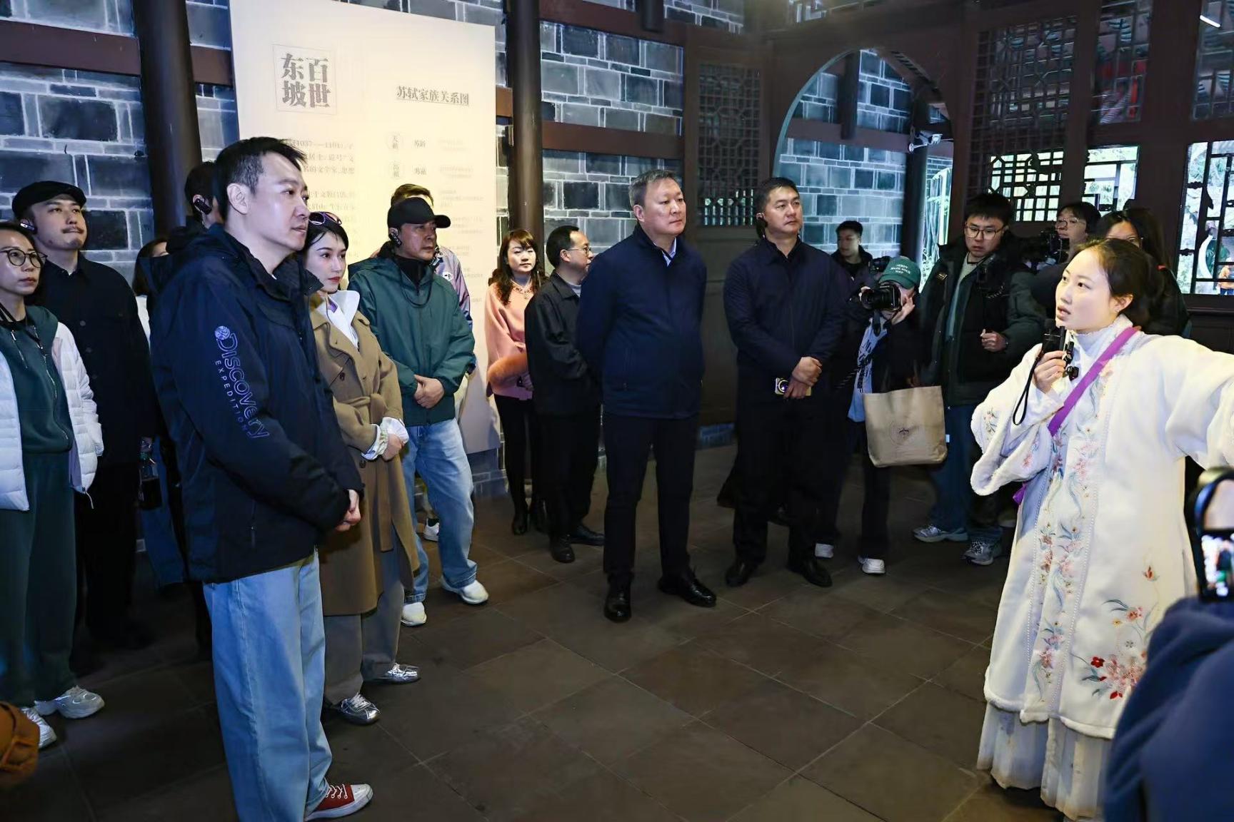 《蘇堤春曉》劇組在眉山三蘇祠參觀學(xué)習(xí)。受訪者供圖