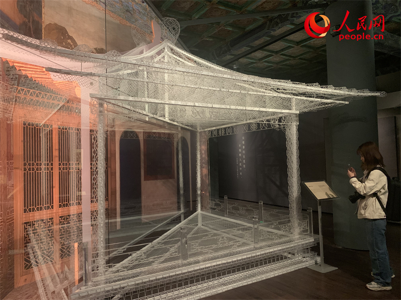 游客在故宮博物院參觀展覽。人民網(wǎng)記者 韋衍行攝