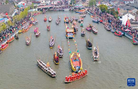 ?4月4日，選手在參加茅山會(huì)船盛會(huì)（ 無(wú)人機(jī)照片）。?新華社發(fā)（顧繼紅 攝）