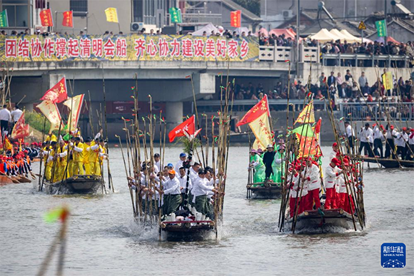 ?4月4日，選手在參加茅山會(huì)船盛會(huì)。新華社發(fā)（湯德宏 攝）