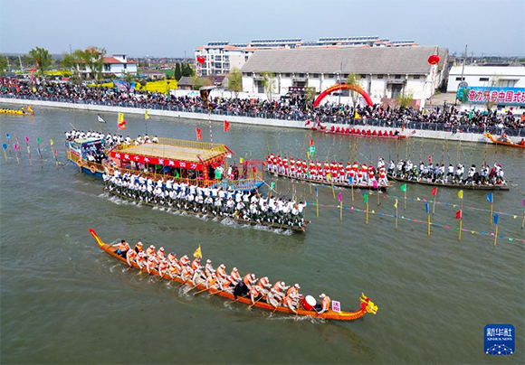 4月4日， 選手在參加茅山會(huì)船盛會(huì)（無(wú)人機(jī)照片）。新華社發(fā)（顧繼紅 攝）