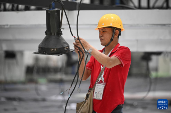 4月4日，工作人員在海南國際會展中心內(nèi)布設(shè)燈光。