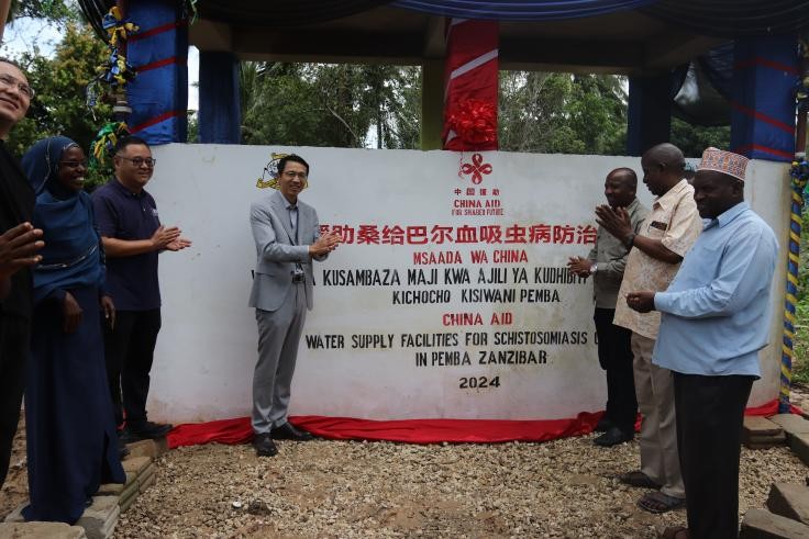 中國(guó)援助桑給巴爾血吸蟲(chóng)病防治技術(shù)項(xiàng)目安全供水工程揭牌儀式日前在當(dāng)?shù)嘏e行。 施亮攝