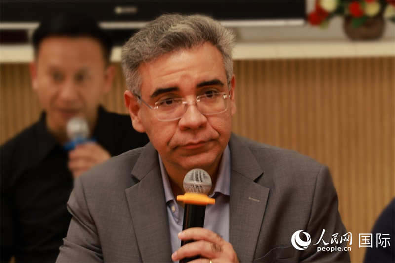 巴西弗魯米嫩塞聯(lián)邦大學(xué)教授、中國問題專家埃萬德羅·卡瓦略在座談會上致辭。人民網(wǎng)記者 陳海琪攝
