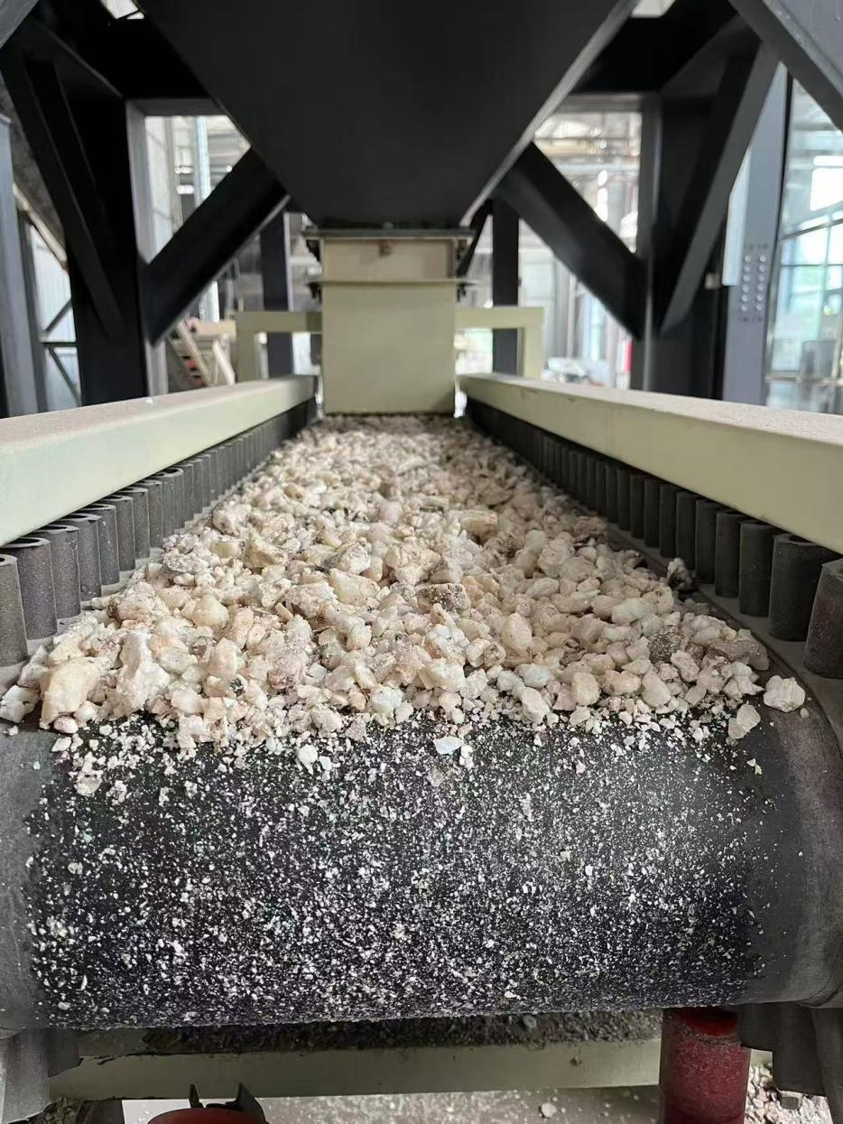 高純石英生產(chǎn)線。自然資源部供圖