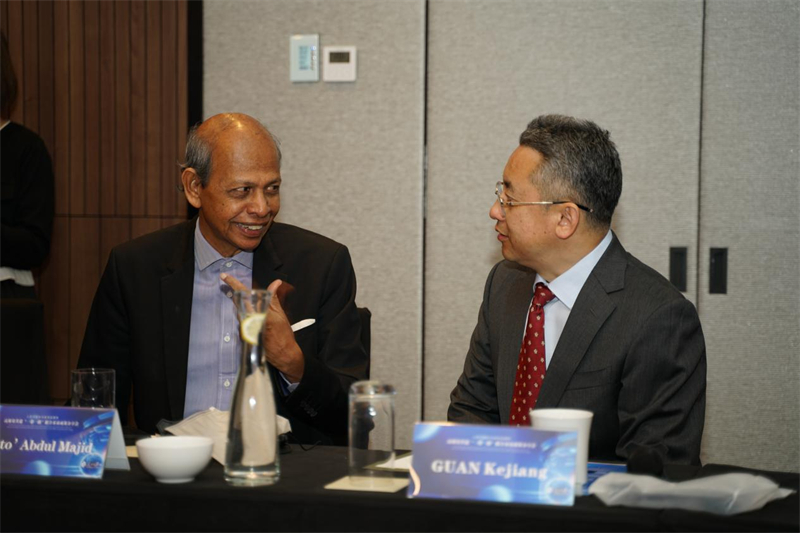 分享會(huì)現(xiàn)場(chǎng)，中方記者同與會(huì)代表進(jìn)行友好交流。林俊揚(yáng)攝