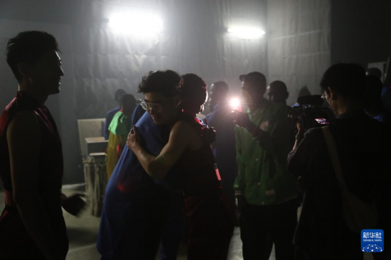 4月10日，在塞內(nèi)加爾首都達喀爾的國家大劇院，中央音樂學(xué)院進擊打擊樂團成員與塞內(nèi)加爾杜杜·恩迪亞耶·羅斯打擊樂團成員在演出后臺擁抱。新華社記者 司源 攝