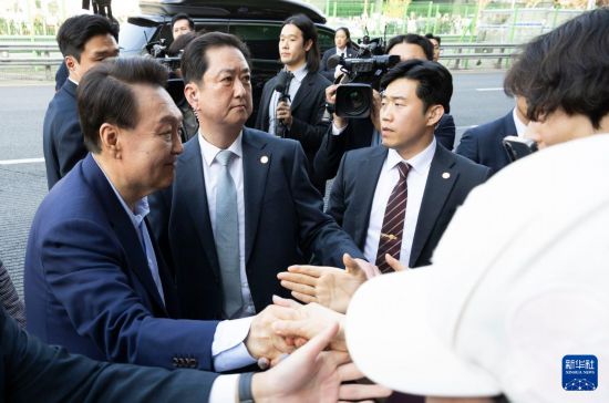 4月11日，韓國(guó)前總統(tǒng)尹錫悅（左一）在離開(kāi)首爾漢南洞官邸時(shí)與支持者握手。新華社發(fā)（全休相攝）