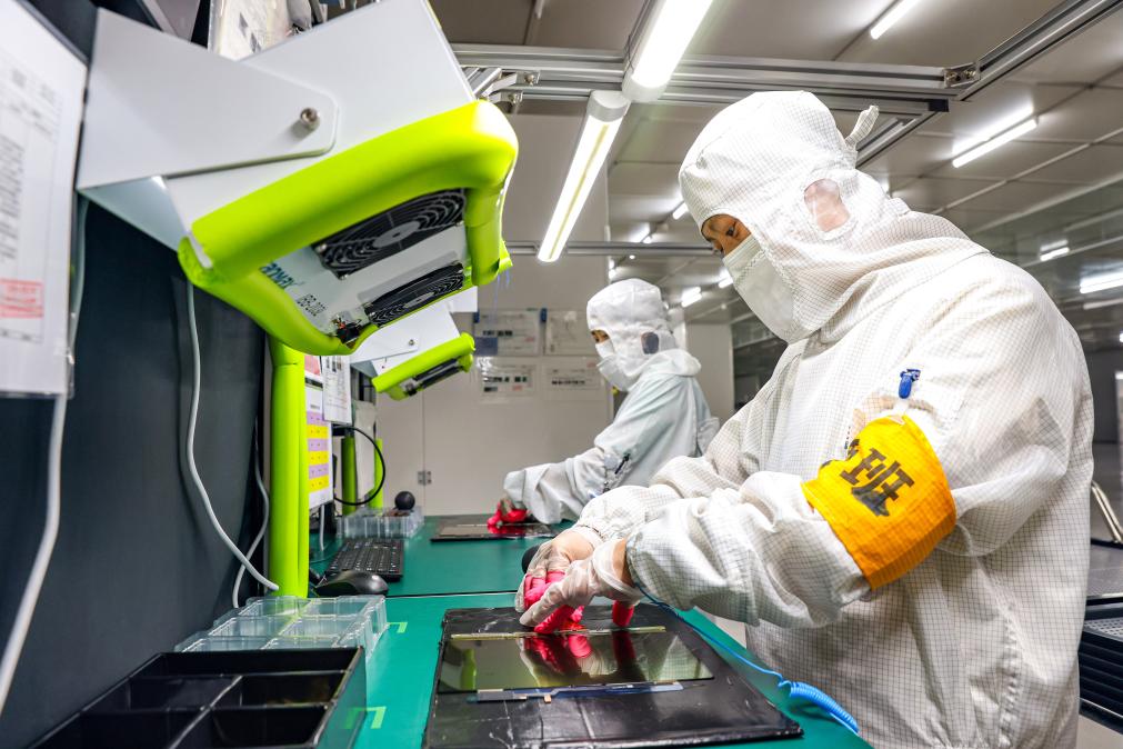 3月27日，在位于寧夏賀蘭工業(yè)園區(qū)的湯姆森電氣有限公司生產(chǎn)車間內(nèi)，工作人員制作硅膠絕緣護(hù)套。新華社記者 楊植森 攝