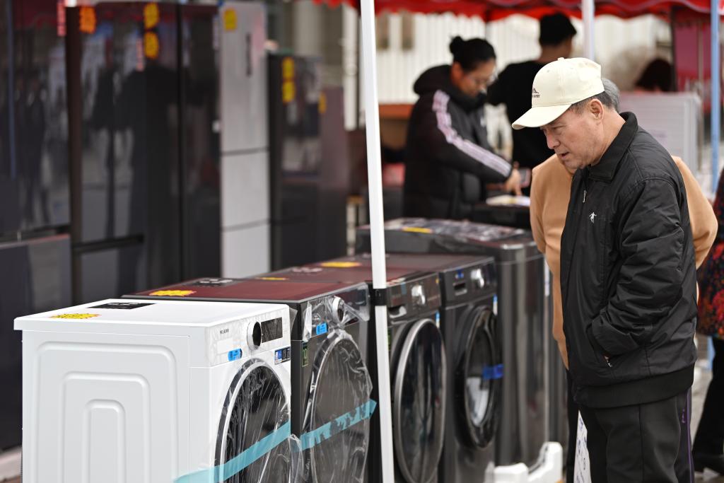 3月28日，天津市北辰區(qū)舉行2025年消費品以舊換新惠民服務(wù)活動，吸引眾多市民前來選購。新華社記者 李然 攝