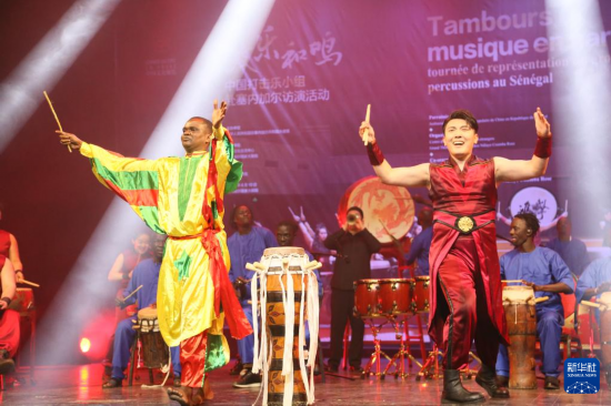 4月10日，在塞內(nèi)加爾首都達喀爾的國家大劇院，中央音樂學(xué)院進擊打擊樂團與塞內(nèi)加爾杜杜·恩迪亞耶·羅斯打擊樂團同臺演出。新華社記者 司源 攝