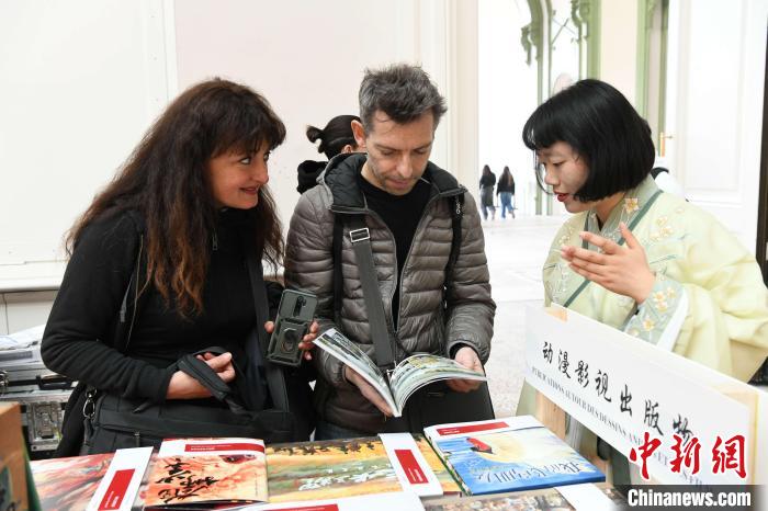 當?shù)貢r間4月11日，2025年巴黎圖書節(jié)在巴黎大皇宮揭幕。中國出版代表團攜千余種中國精品圖書亮相展會。 中新社記者 李洋 攝