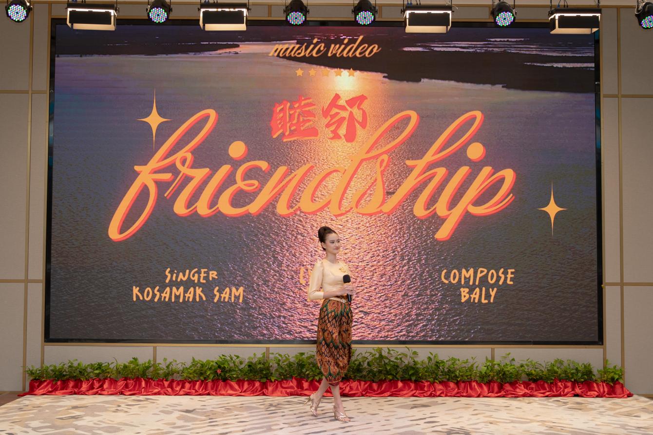 柬埔寨歌手珂撒瑪演唱紀錄片《睦鄰·柬埔寨》主題曲。柬埔寨數(shù)字電視有限公司供圖