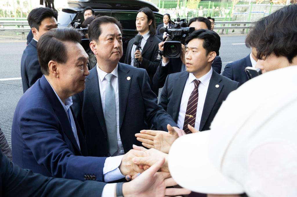 4月11日，韓國前總統(tǒng)尹錫悅（左一）在離開首爾漢南洞官邸時(shí)與支持者握手。新華社發(fā)（全休相攝）