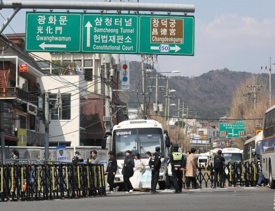  4月3日，在韓國(guó)首爾，警察在韓國(guó)憲法法院附近進(jìn)行交通管制。新華社記者姚琪琳攝