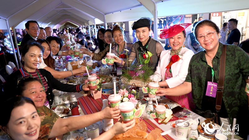 海外華僑在活動現(xiàn)場品嘗“家鄉(xiāng)味”。人民網(wǎng)記者 符武平攝