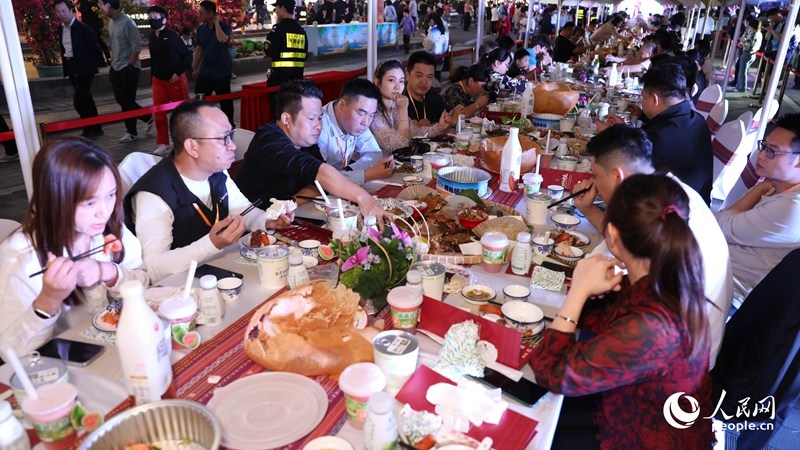 消博會嘉賓沉浸享用長桌宴。人民網(wǎng)記者 符武平攝