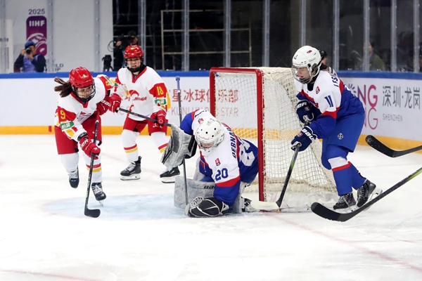 中國隊球員孔明會(左一)射門。圖片來源：中國冰球協(xié)會