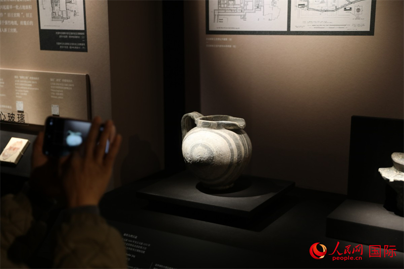 參觀者在拍攝。4月14日，來(lái)自希臘伊拉克利翁考古博物館的文物在故宮博物院展出。（人民網(wǎng) 張澤宇攝）