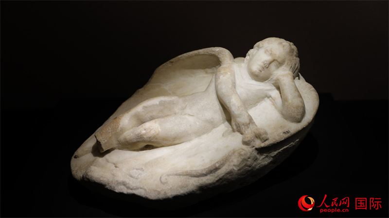 沉睡的厄洛斯大理石浮雕。4月14日，來(lái)自希臘伊拉克利翁考古博物館的文物在故宮博物院展出。（人民網(wǎng) 張澤宇攝）
