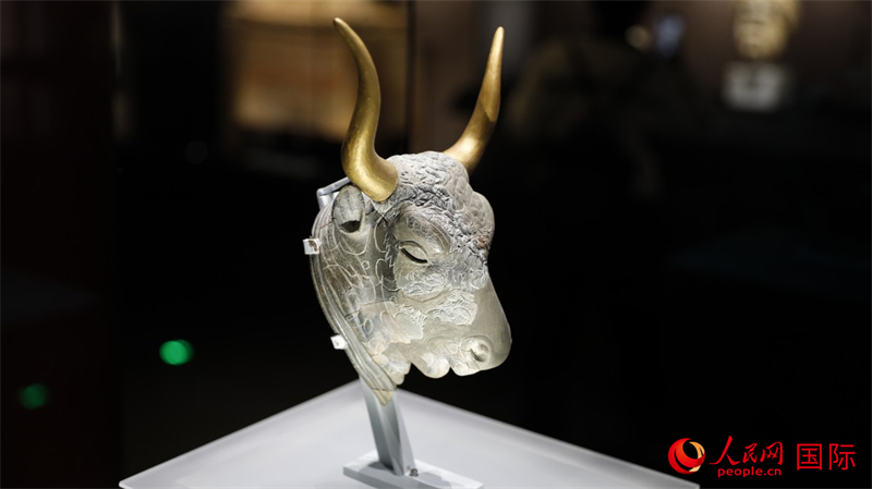公牛頭型綠泥石來(lái)通杯。4月14日，來(lái)自希臘伊拉克利翁考古博物館的文物在故宮博物院展出。（人民網(wǎng) 張澤宇攝）