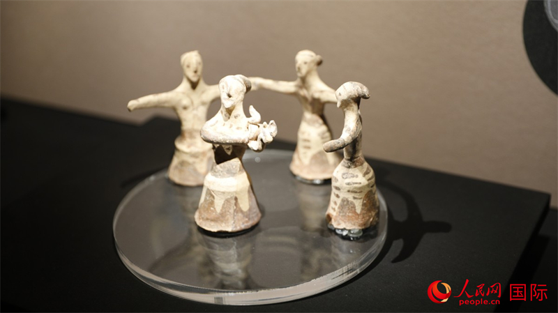 舞蹈者與音樂家雕塑群像。4月14日，來(lái)自希臘伊拉克利翁考古博物館的文物在故宮博物院展出。（人民網(wǎng) 張澤宇攝）