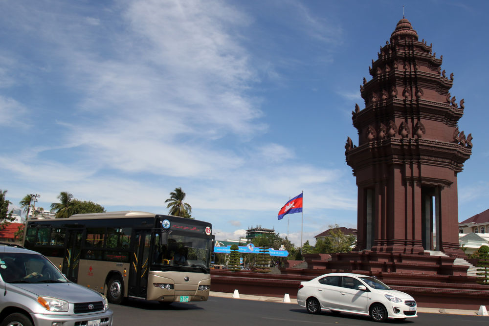 2018年1月5日，在柬埔寨金邊，一輛中國援助的“宇通”公交車經(jīng)過獨立紀(jì)念碑。