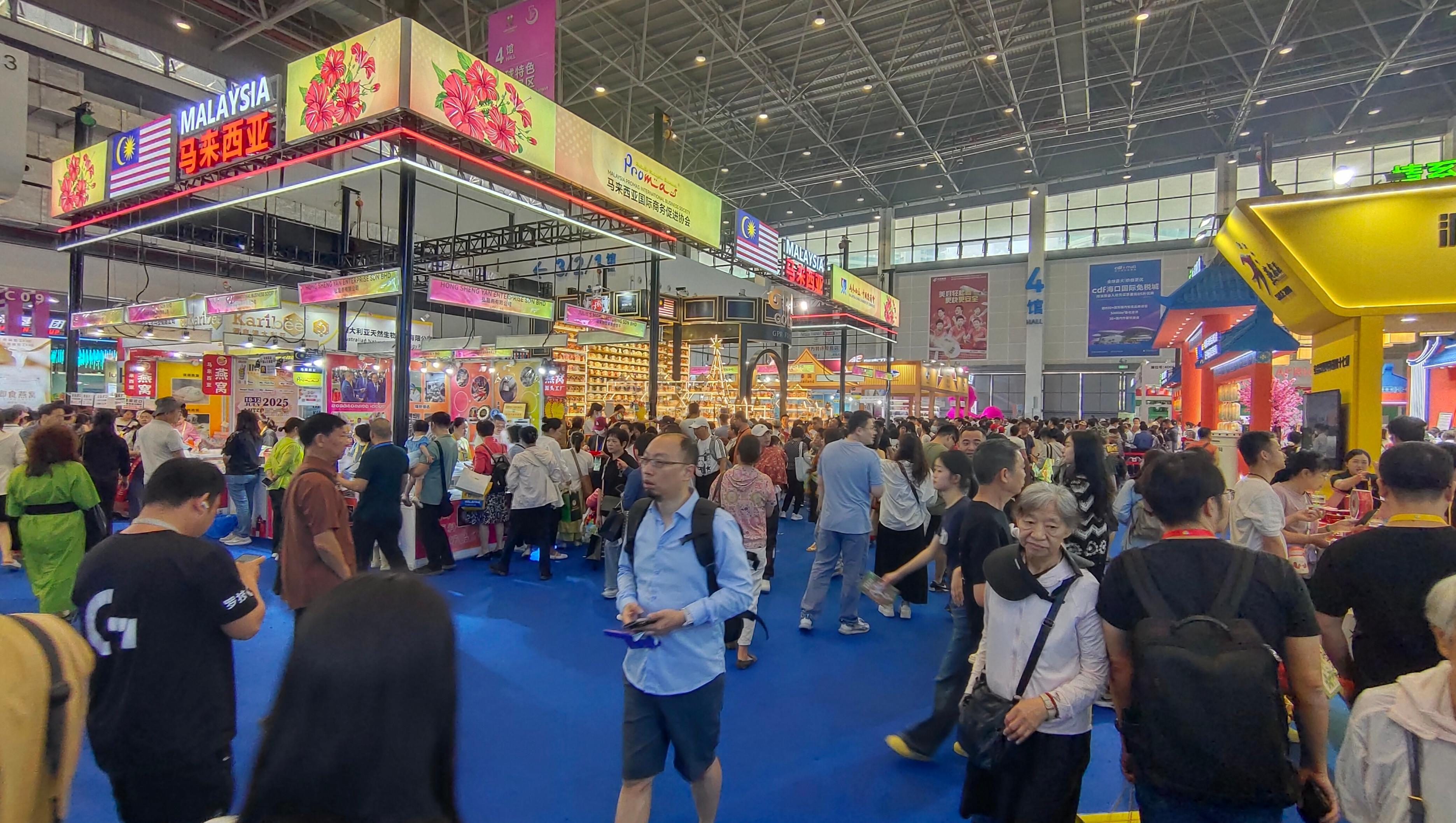 消博會(huì)迎來(lái)公眾開放日，眾多市民、客商來(lái)到展館參觀、購(gòu)物。人民網(wǎng)記者 李彤?dāng)z