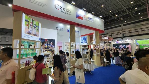 觀展者在各國(guó)展臺(tái)采購(gòu)、咨詢。人民網(wǎng)記者 李彤?dāng)z