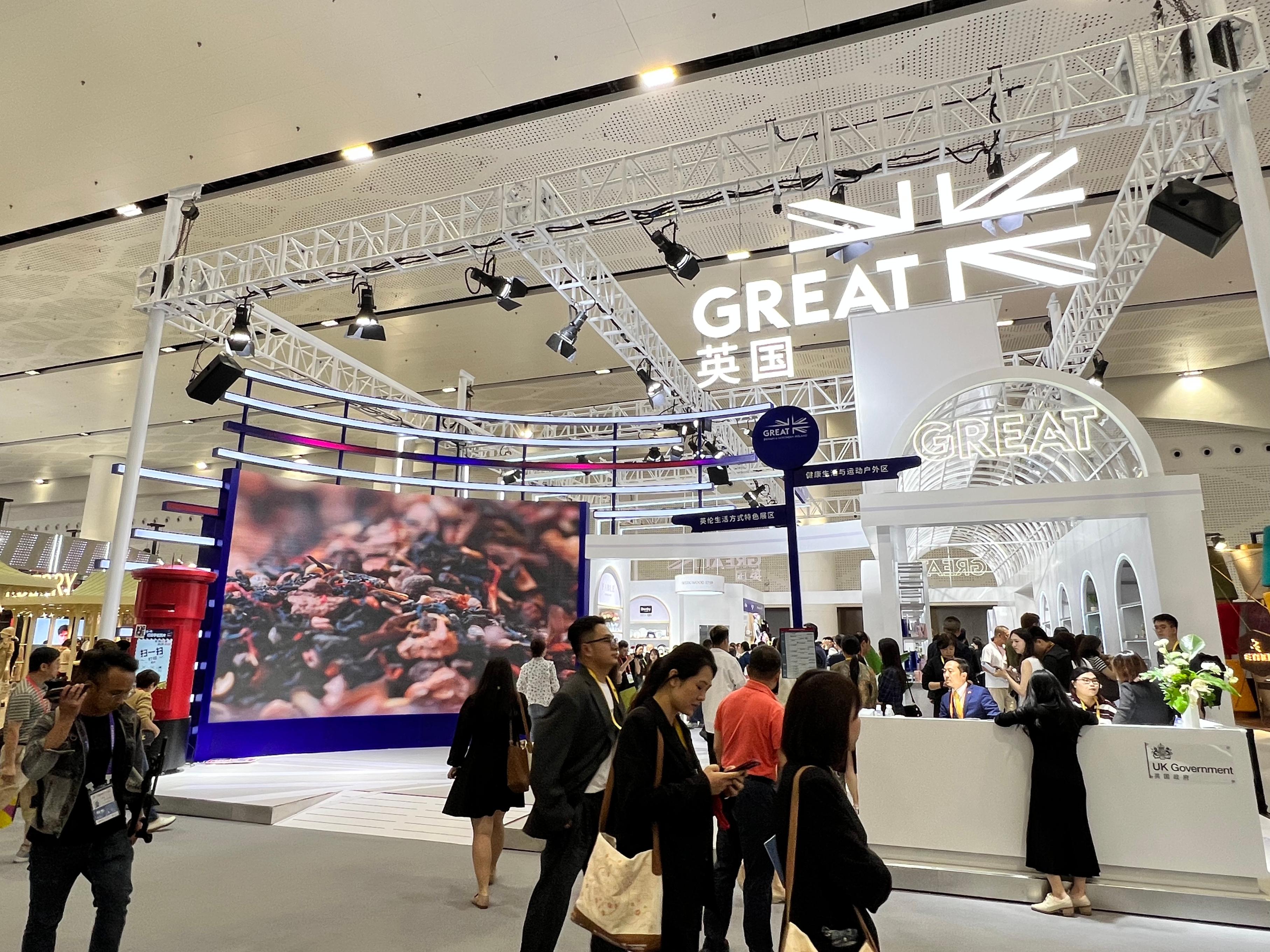 在消博會(huì)上，主賓國(guó)英國(guó)國(guó)家館開館。人民網(wǎng)記者 趙瞳攝