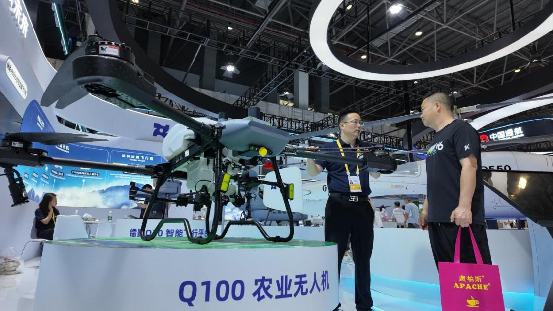 低空經(jīng)濟(jì)展區(qū)展出的農(nóng)業(yè)無(wú)人機(jī)裝備。人民網(wǎng) 歐陽(yáng)易佳攝