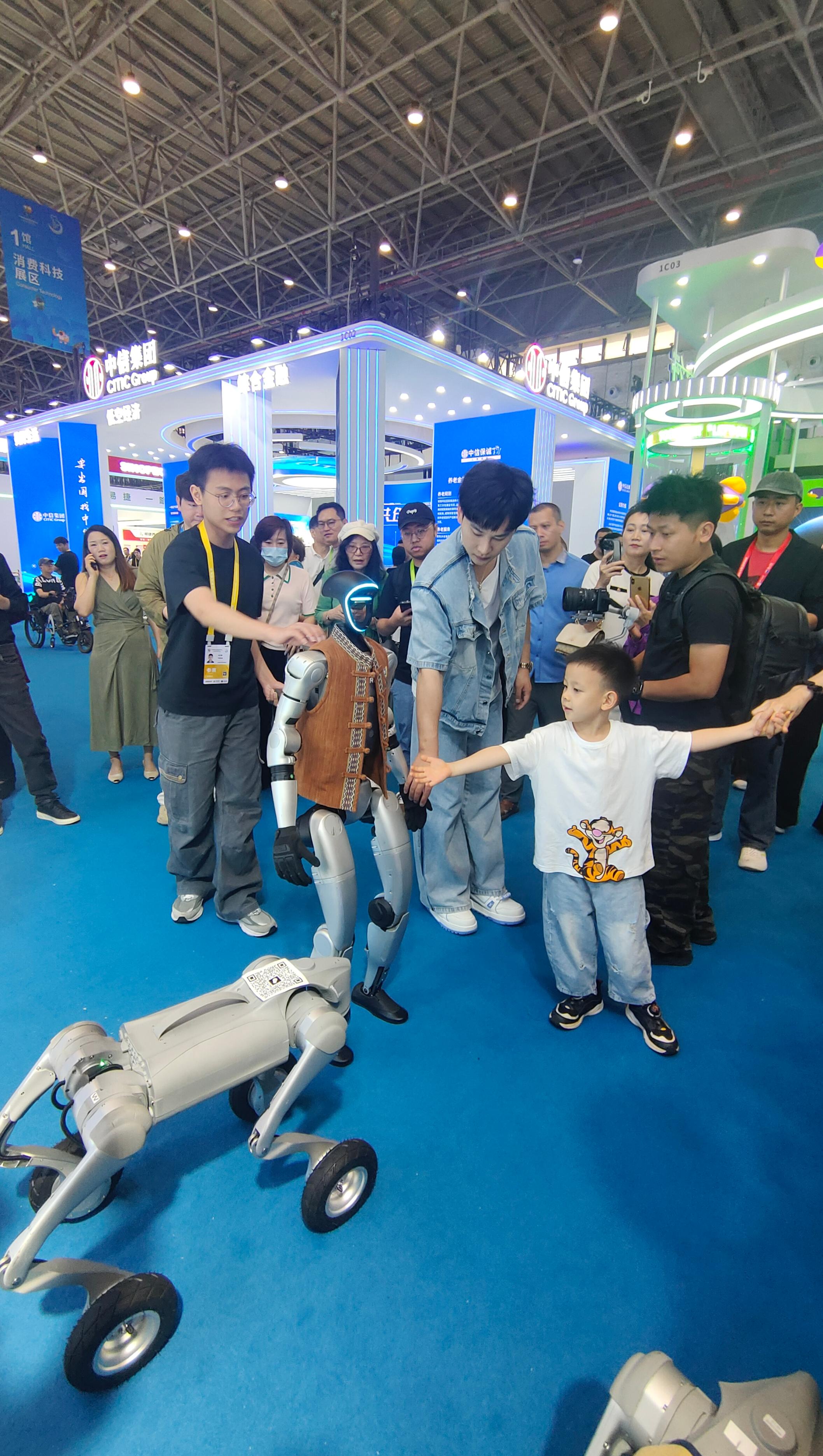 消博會(huì)現(xiàn)場(chǎng)，機(jī)器人等科技消費(fèi)產(chǎn)品吸引觀展者駐足。人民網(wǎng)記者 李彤?dāng)z