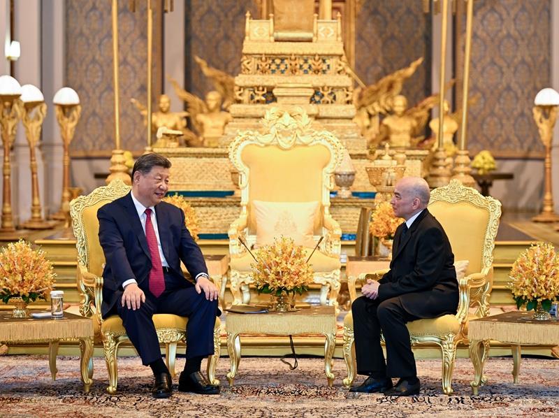 4月17日，柬埔寨國王西哈莫尼同習(xí)近平主席在金邊王宮舉行會見。