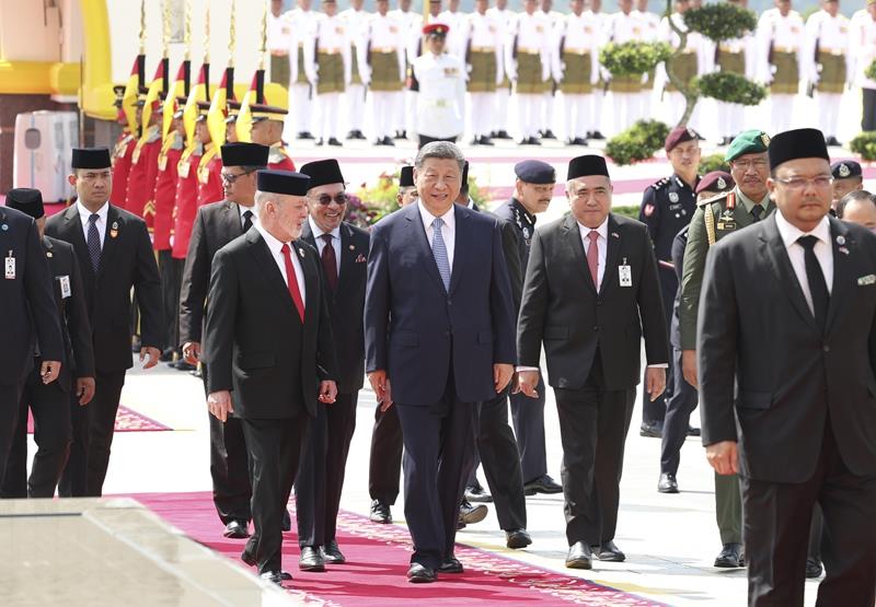 4月16日，馬來西亞最高元首易卜拉欣在馬來西亞國家王宮廣場為習(xí)近平主席舉行隆重歡迎儀式。