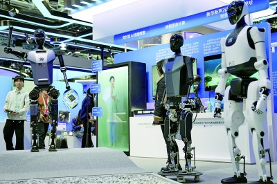 3月27日，在中關村展示中心常設展上，人形機器人“天工”向參觀者招手示意。新華社記者 鞠煥宗攝