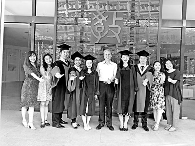 鐘秉林(右五)和學(xué)生在一起