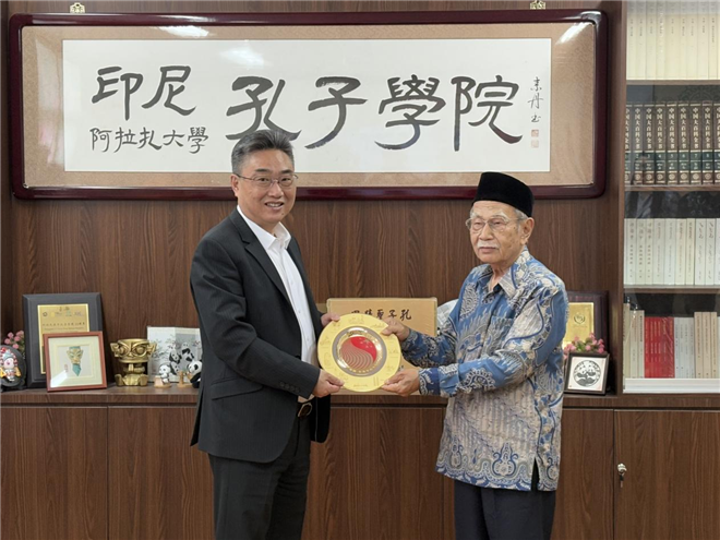 雙方交換禮物?；顒?dòng)主辦方供圖