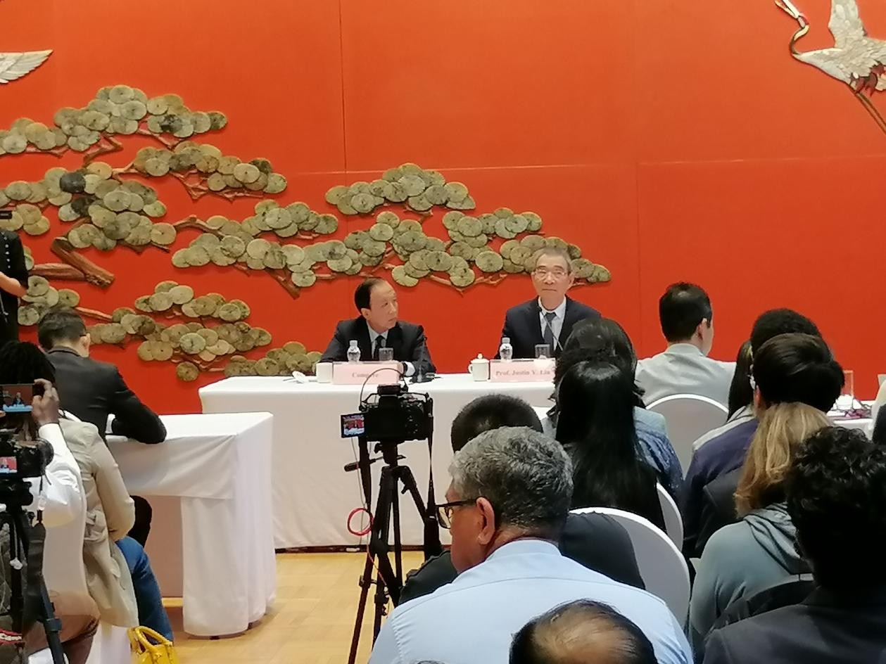 圖為21日舉行的“臨甲7號(hào)沙龍”，林毅夫（右一）在回答中外媒體記者的提問(wèn)。 人民網(wǎng)記者 李瀟攝