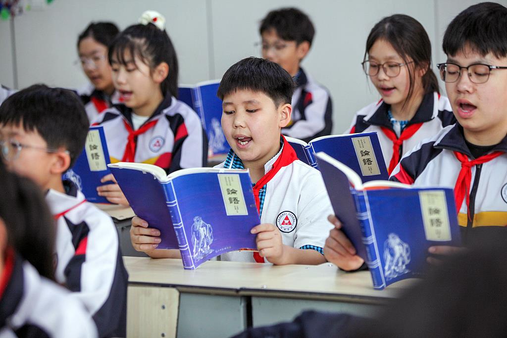 △2025年4月21日，河南焦作，學(xué)生們在誦讀《論語》。